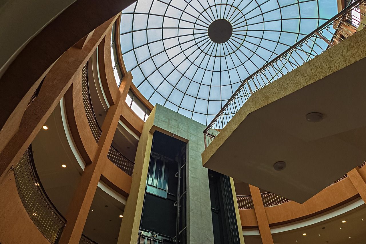 Interior de centro comercial, compras y ocio cerca de Ciempozuelos